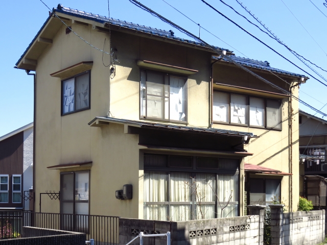 遠方にある実家を相続。親族の意見が揃わないまま長期間放置してトラブルに。